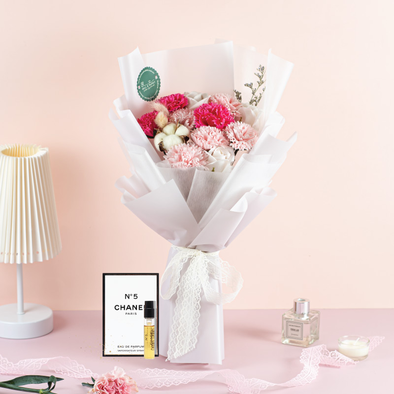 CHANEL N°5 Classic Red Bouquet delivery by Bull & Rabbit